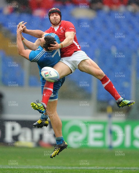 230213 - Italy v Wales - RBS Six Nations -Leigh Halfpenny of Wales and Simone Favaro of Italy compete for high ball