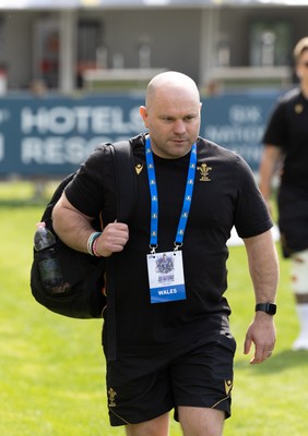 270425 - Italy v Wales, Guinness Women’s Six Nations 2025 - Wales Women head coach Sean Lynn arrives  at the stadium ahead of the match