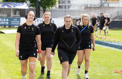 270425 - Italy v Wales, Guinness Women’s Six Nations 2025 -Lisa Neumann of Wales, Gwenllian Pyrs of Wales, Carys Phillips of Wales and Alex Callender of Wales arrive at the stadium ahead of the match