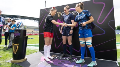 270425 - Italy v Wales, Guinness Women’s Six Nations 2025 - Wales Captain Hannah Jones and Italy captain Elisa Giordano at the coin toss