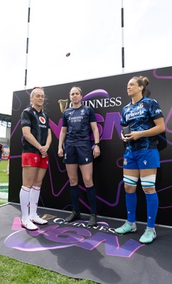 270425 - Italy v Wales, Guinness Women’s Six Nations 2025 - Wales Captain Hannah Jones and Italy captain Elisa Giordano at the coin toss