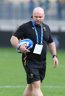 270425 - Italy v Wales, Guinness Women’s Six Nations 2025 - Wales Women head coach Sean Lynn during warm up