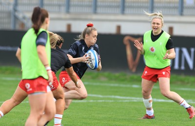 270425 - Italy v Wales, Guinness Women’s Six Nations 2025 - Hannah Jones of Wales  during warm up