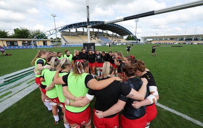 270425 - Italy v Wales, Guinness Women’s Six Nations 2025 - The Wales team huddle up during warm up