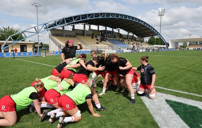 270425 - Italy v Wales, Guinness Women’s Six Nations 2025 - The Wales torwards during warm up