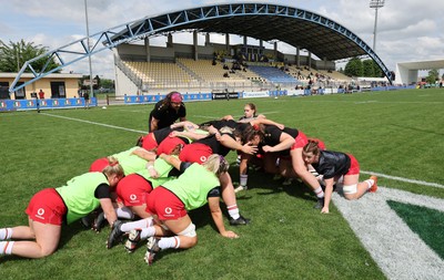 270425 - Italy v Wales, Guinness Women’s Six Nations 2025 - The Wales torwards during warm up