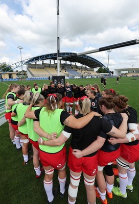 270425 - Italy v Wales, Guinness Women’s Six Nations 2025 - The Wales team huddle up during warm up