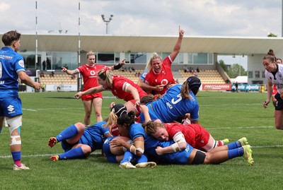 270425 - Italy v Wales, Guinness Women’s Six Nations 2025 - Kate Williams of Wales powers over to score try
