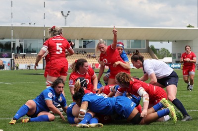 270425 - Italy v Wales, Guinness Women’s Six Nations 2025 - Kate Williams of Wales powers over to score try