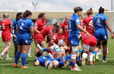 270425 - Italy v Wales, Guinness Women’s Six Nations 2025 - Kate Williams of Wales powers over to score try