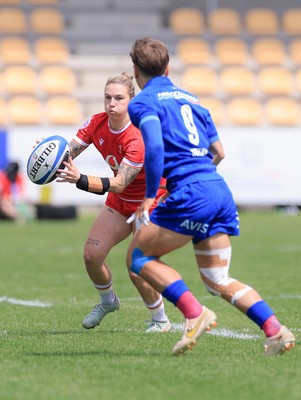 270425 - Italy v Wales, Guinness Women’s Six Nations 2025 - Keira Bevan of Wales takes on Sofia Stefan of Italy