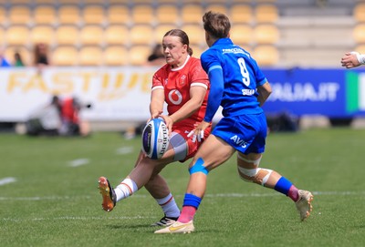 270425 - Italy v Wales, Guinness Women’s Six Nations 2025 - Lleucu George of Wales takes on Sofia Stefan of Italy
