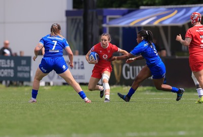 270425 - Italy v Wales, Guinness Women’s Six Nations 2025 -  Jasmine Joyce of Wales takes on Sara Seye of Italy and Francesca Sgorbini of Italy
