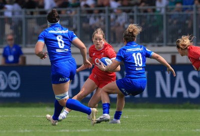 270425 - Italy v Wales, Guinness Women’s Six Nations 2025 - Carys Cox of Wales takes on Veronica Madia of Italy