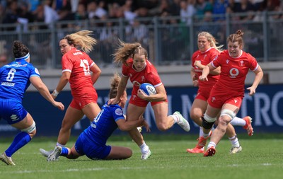 270425 - Italy v Wales, Guinness Women’s Six Nations 2025 - Carys Cox of Wales takes on Veronica Madia of Italy