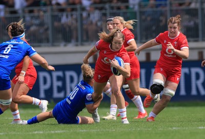 270425 - Italy v Wales, Guinness Women’s Six Nations 2025 - Carys Cox of Wales takes on Veronica Madia of Italy