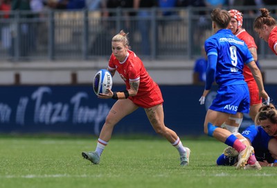 270425 - Italy v Wales, Guinness Women’s Six Nations 2025 - Keira Bevan of Wales takes own Sofia Stefan of Italy