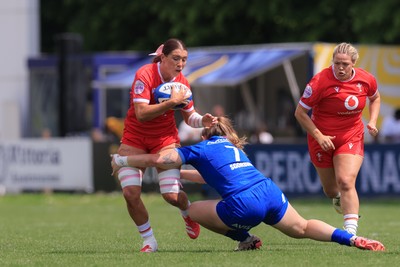 270425 - Italy v Wales, Guinness Women’s Six Nations 2025 - Georgia Evans of Wales takes on Francesca Sgorbini of Italy