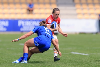 270425 - Italy v Wales, Guinness Women’s Six Nations 2025 - Jasmine Joyce of Wales takes on Sara Mannini of Italy