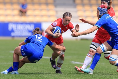 270425 - Italy v Wales, Guinness Women’s Six Nations 2025 - Jasmine Joyce of Wales takes on Sara Mannini of Italy