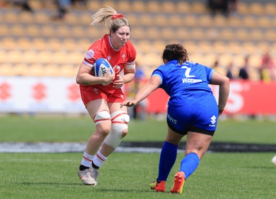 270425 - Italy v Wales, Guinness Women’s Six Nations 2025 - Gwen Crabb of Wales takes on Vittoria Vecchini of Italy