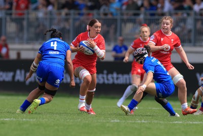 270425 - Italy v Wales, Guinness Women’s Six Nations 2025 - Georgia Evans of Wales charges forward
