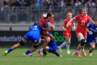 270425 - Italy v Wales, Guinness Women’s Six Nations 2025 - Georgia Evans of Wales charges forward