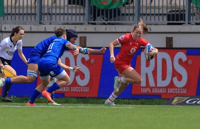 270425 - Italy v Wales, Guinness Women’s Six Nations 2025 - Carys Cox of Wales breaks