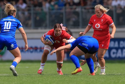 270425 - Italy v Wales, Guinness Women’s Six Nations 2025 - Georgia Evans of Wales charges forward