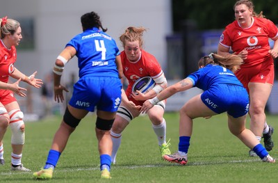 270425 - Italy v Wales, Guinness Women’s Six Nations 2025 - Abbie Fleming of Wales takes on Francesca Sgorbini of Italy