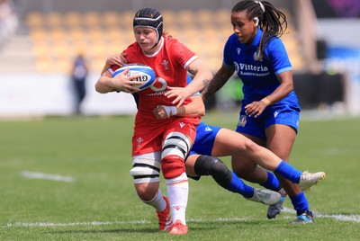 270425 - Italy v Wales, Guinness Women’s Six Nations 2025 - Bethan Lewis of Wales is held