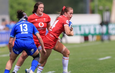 270425 - Italy v Wales, Guinness Women’s Six Nations 2025 - Lisa Neumann of Wales attacks
