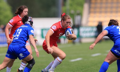 270425 - Italy v Wales, Guinness Women’s Six Nations 2025 - Lisa Neumann of Wales attacks