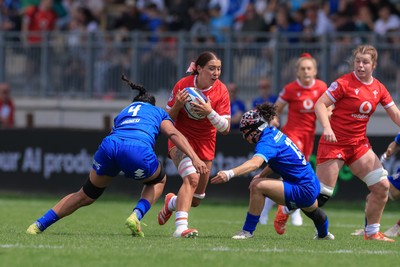 270425 - Italy v Wales, Guinness Women’s Six Nations 2025 - Georgia Evans of Wales charges forward