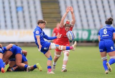 270425 - Italy v Wales, Guinness Women’s Six Nations 2025 - Gwen Crabb looks to charge down Sofia Stefan of Italy