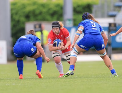270425 - Italy v Wales, Guinness Women’s Six Nations 2025 - Bethan Lewis of Wales charges forward