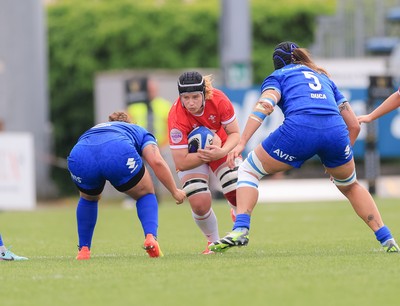 270425 - Italy v Wales, Guinness Women’s Six Nations 2025 - Bethan Lewis of Wales charges forward