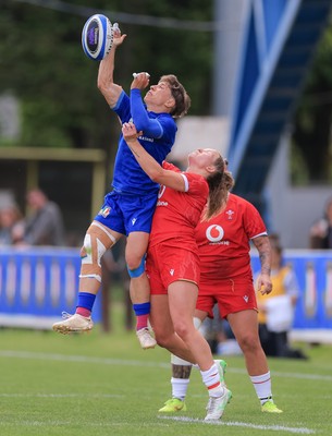 270425 - Italy v Wales, Guinness Women’s Six Nations 2025 - Carys Cox of Wales holds Sofia Stefan of Italy