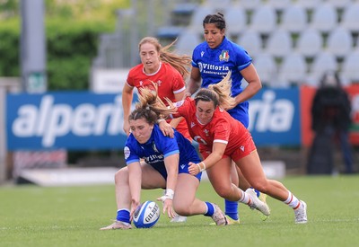 270425 - Italy v Wales, Guinness Women’s Six Nations 2025 - Courtney Keight of Wales puts pressure on Francesca Sgorbini of Italy