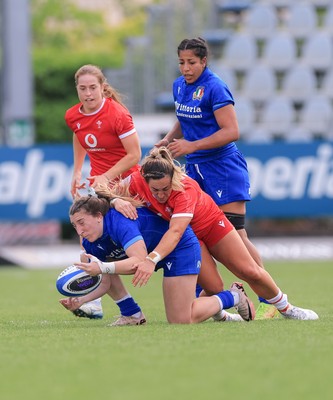 270425 - Italy v Wales, Guinness Women’s Six Nations 2025 - Courtney Keight of Wales puts pressure on Francesca Sgorbini of Italy