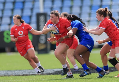 270425 - Italy v Wales, Guinness Women’s Six Nations 2025 - Gwenllian Pyrs of Wales Charges forward