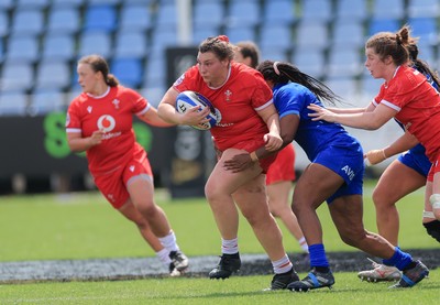 270425 - Italy v Wales, Guinness Women’s Six Nations 2025 - Gwenllian Pyrs of Wales Charges forward