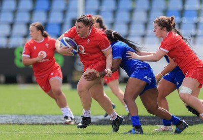 270425 - Italy v Wales, Guinness Women’s Six Nations 2025 - Gwenllian Pyrs of Wales Charges forward