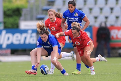 270425 - Italy v Wales, Guinness Women’s Six Nations 2025 - Courtney Keight of Wales puts pressure on Francesca Sgorbini of Italy