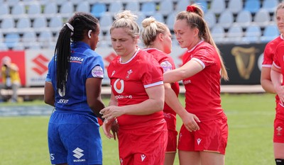 270425 - Italy v Wales, Guinness Women’s Six Nations 2025 - Players congratulate each other at the end of the match