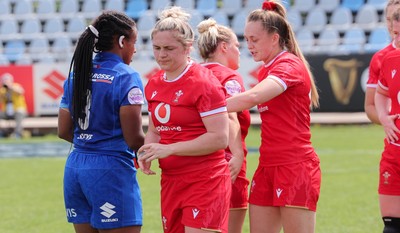 270425 - Italy v Wales, Guinness Women’s Six Nations 2025 - Players congratulate each other at the end of the match