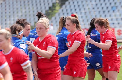 270425 - Italy v Wales, Guinness Women’s Six Nations 2025 - Players congratulate each other at the end of the match