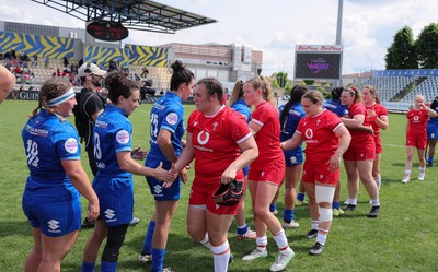 270425 - Italy v Wales, Guinness Women’s Six Nations 2025 - Players congratulate each other at the end of the match