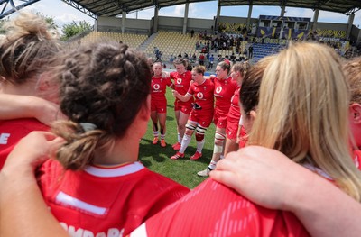 270425 - Italy v Wales, Guinness Women’s Six Nations 2025 - Wales players huddle up at the end of the match