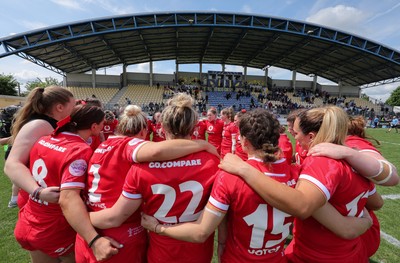 270425 - Italy v Wales, Guinness Women’s Six Nations 2025 - Wales players huddle up at the end of the match